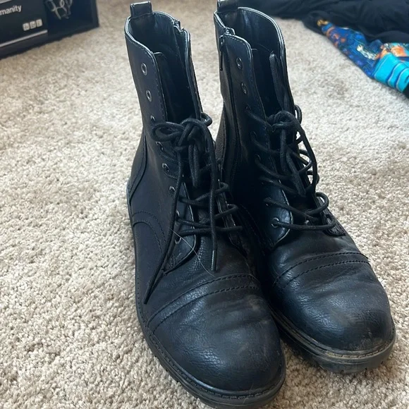 black boots - Picture 2 of 2